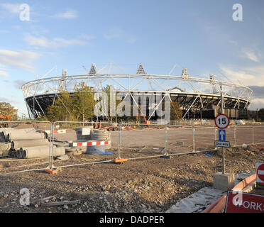 La construction a lieu au Stade olympique à Londres, Grande-Bretagne, 25 octobre 2011. Le stade sera l'hôte de la cérémonie d'ouverture et de fermeture et la plupart des épreuves sur piste des Jeux Olympiques de 2012. Du 27 juillet au 12 août 2012, les Jeux Olympiques d'avoir lieu à Londres. Photo : Bernd von Jutrczenka Banque D'Images