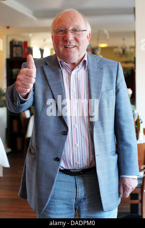 Ancien joueur de football allemand Uwe Virginia Afflerbach pose à la suite d'une entrevue avec l'agence de presse allemande dpa dans un restaurant à Norderstedt près de Hambourg, Allemagne, 27 octobre 2011. Le 05 novembre 2011, l'Uwe a 75 ans Virginia Afflerbach. Photo : Malte Chrétiens Banque D'Images