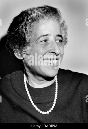 Hannah Arendt en 1960. Portrait par photographe Fred Stein (1909-1967) qui a émigré à partir de 1933 l'Allemagne nazie pour la France et enfin aux États-Unis. Banque D'Images