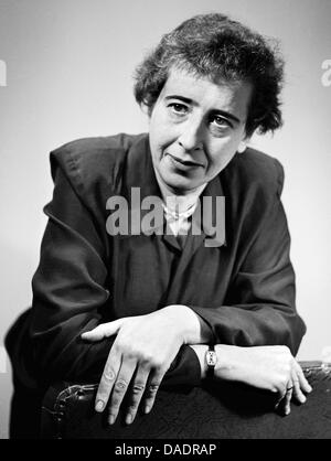 Hannah Arendt en 1949. Portrait par photographe Fred Stein (1909-1967) qui a émigré à partir de 1933 l'Allemagne nazie pour la France et enfin aux États-Unis. Banque D'Images