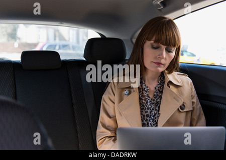 Business Woman with laptop in car Banque D'Images