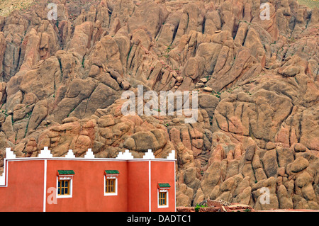 Bâtiment et rock formation dans les gorges de papas, Maroc Banque D'Images