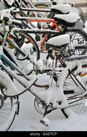 La neige a couvert des vélos à un porte vélo, Allemagne, Berlin, Cologne Banque D'Images