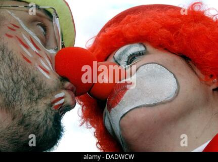 (Dossier) une archive photo datée du 19 février 2004 montre deux clowns poussant leur nez ensemble à Duesseldorf, Allemagne. De nombreux couples fou carnaval veulent se marier sur la date d'clownesques 11.11.11. Photo : Barbara Sax Banque D'Images