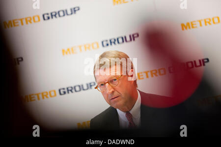Chef de Groupe Metro, Eckhard Cordes, prend la parole à une conférence de presse à Düsseldorf, Allemagne, 03 novembre 2011. Le produit de la Metro Group a diminué de deux pour cent à 15,977 milliards d'euros au troisième trimestre. Photo : Rolf Vennenbernd Banque D'Images