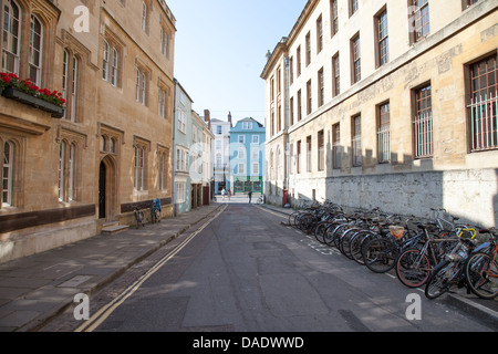 Vélos à l'extérieur de St Edmund Hall, Queens Lane, Oxford, UK Banque D'Images