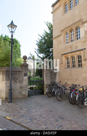 Vélos à l'extérieur de St Edmund Hall, Queens Lane, Oxford, UK Banque D'Images