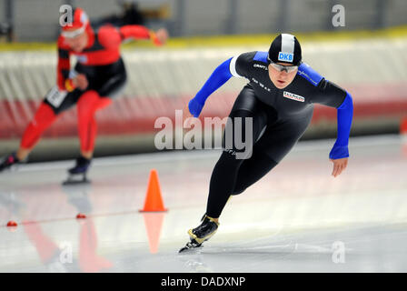 La patineuse de vitesse allemande Jenny Wolf (R) raies dans la première épreuve de la course de 500 mètres de la femme pendant l'Speed Skating Championships à Inzell, Allemagne, 04 novembre 2011. Photo : Andreas Gebert Banque D'Images