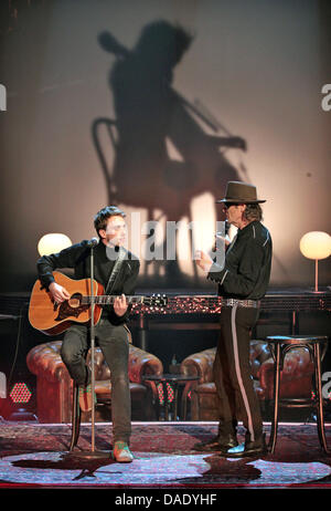 Der Sänger Udo Lindenberg (r) und der Musiker treten Clueso am Samstag (05.11.2011) à Leipzig en der ZDF-Unterhaltungssendung "Wetten, dass.. ?' auf. Mourir 198. Sendung wurde live aus der zu Leipziger Messe. Foto : Jan Woitas lsn/dpa Banque D'Images