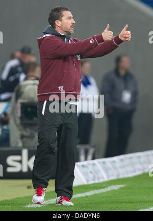 L'entraîneur-chef Kaiserslautern Marco Kurz gestes pendant le match de football Bundesliga TSG 1899 Hoffenheim vs 1. FC Kaiserslautern à Rhein-Neckar-Arena de Berlin, Allemagne, 05 novembre 2011. Photo : Uwe Anspach Banque D'Images