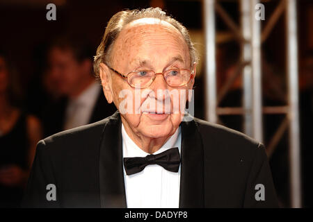 L'ancien ministre allemand des affaires étrangères Hans-Dietrich Genscher arrive pour le prix allemand à Düsseldorf, Allemagne, 04 novembre 2011. En 2011, la durabilité de l'allemand annuel Prix a été remis pour la quatrième fois. Photo : Revierfoto Banque D'Images