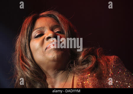 Le chanteur Gloria Gaynor effectue au cours de la 30e de la presse sportive allemande à l'ancien opéra de Frankurt am Main, Allemagne, 05 novembre 2011. Photo : Fredrik von Erichsen Banque D'Images