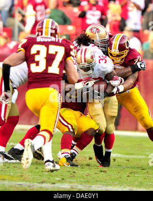 San Francisco 49ers en marche arrière Kendall Hunter est abordé par Washington Redskins (humains, dont Reed Doughty (37), LaRon Landry (30), et Stephen Bowen (72) au quatrième trimestre de leur jeu à FedEx Field à Landover, Maryland, USA, 6 novembre 2011. Les 49ers a gagné le match 19 - 11. Credit : Ron Sachs / CNP Banque D'Images