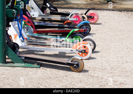 Scooters d'enfants alignés à l'école. Banque D'Images
