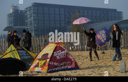 Partisans occupent des tentes mis en face de la gare centrale sur les terrains de la plage de presse fédéral à Berlin, Allemagne, 09 novembre 2011. Les participants veulent offrir un forum public. Les manifestants du mouvement critique capitaliste ont déjà protesté contre le pouvoir des banques de nombreuses fois à travers le monde. Photo : Hannibal Banque D'Images
