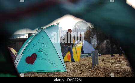 Partisans occupent des tentes mis en face de la gare centrale sur les terrains de la plage de presse fédéral à Berlin, Allemagne, 09 novembre 2011. Les participants veulent offrir un forum public. Les manifestants du mouvement critique capitaliste ont déjà protesté contre le pouvoir des banques de nombreuses fois à travers le monde. Photo : Hannibal Banque D'Images