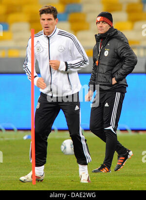 Mario Gomez (l) wird am Donnerstag (10.11.2011) der ukrainischen Olympiastadion im Hauptstadt Kiew im Rahmen des Abschlusstrainings des DFB-équipes von Bundestrainer Joachim Löw beobachtet. Die deutsche Fußball-Nationalmannschaft trifft am morgigen Freundschaftsspiels Freitag im Rahmen eines auf die Auswahl der Ukraine. Foto : Thomas Eisenhuth dpa Banque D'Images