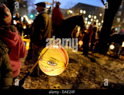 Les enfants portent leurs lanternes lors d'une procession le jour de St Martin à Berlin, Allemagne, 10 novembre 2011. L'événement se souvient de Saint Martin de Tours qui, selon la légende, parted son manteau avec une épée et a donné une moitié à un mendiant de gel sur une nuit froide. Photo : Britta Pedersen Banque D'Images