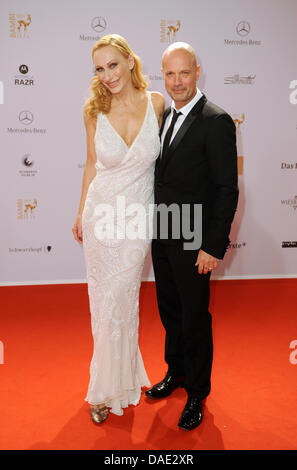 Acteurs Andrea Sawatzki et associé Christian Berkel arrivent pour le Bambi award à Wiesbaden, Allemagne, 10 novembre 2011. Les Bambis sont les principaux médias allemands et des prix sont remis pour la 63e fois. Photo : Jörg Carstensen dpa/lhe Banque D'Images