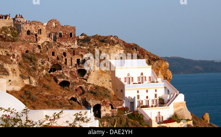 Vue vers sunset point et la mer Égée, soir, Oia, Santorin, Grèce Banque D'Images