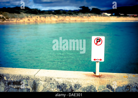 No parking sign donnant sur Apollo Bay Australie Banque D'Images