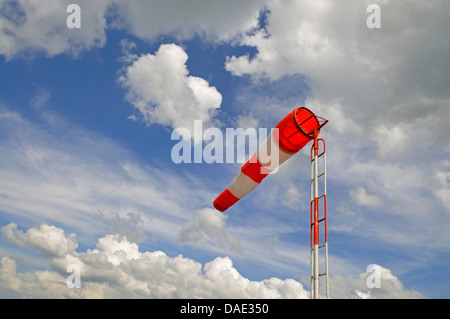 Manche à vent en face de clouda sky, Allemagne Banque D'Images