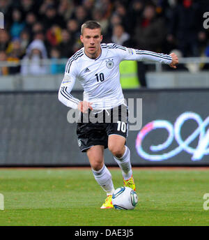 L'Allemagne Lukas Podolski envoie le ballon pendant le match de football amical l'Ukraine contre l'Allemagne au stade Olimpiyskiy à Kiev, Ukraine, le 11 novembre 2011. Photo : Thomas Eisenhuth dpa Banque D'Images