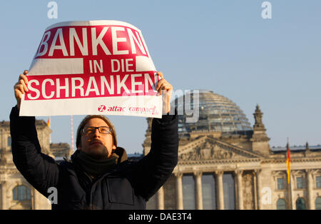 Un manifestant porte un drapeau qui indique 'bar' (les banques Banken in die Schranken) à Berlin, Allemagne, 12 novembre 2011. C'est le slogan d'une manifestation organisée par Campact, Attac, l'Association allemande des amoureux de la nature et d'autres groupes. Le protestataire veulent former un anneau ariund quartier du gouvernement. Une démonstration dans le cadre du même nom a lieu simultanément à Francfort Mai Banque D'Images