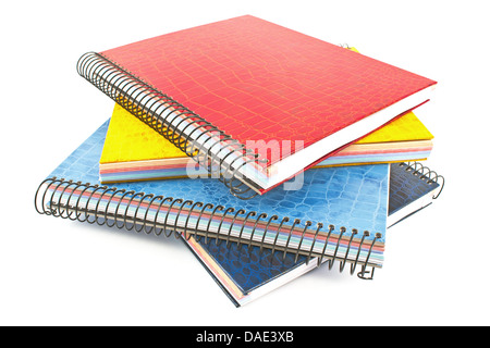 Pile de carnets à spirale colorée isolated on white Banque D'Images