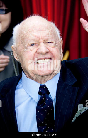 L'acteur américain Mickey Rooney arrive à la première mondiale de "Les Muppets" à El Capitan Theatre de Los Angeles, USA, le 12 novembre 2011. Photo : Hubert Boesl Banque D'Images