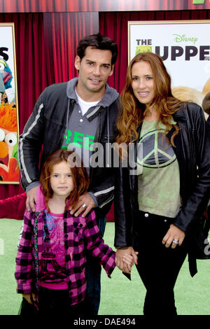 Acteur Cristian de la Fuente, épouse Angelica Castro et sa fille Laura arriver lors de la première mondiale de "Les Muppets" à El Capitan Theatre de Los Angeles, USA, le 12 novembre 2011. Photo : Hubert Boesl Banque D'Images