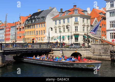 Les touristes en bateau Visite du canal passant sous le pont faible avec bâtiments colorés dans le port de Nyhavn, Copenhague, Danemark, Nouvelle-Zélande Banque D'Images