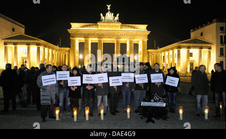Les membres de la communauté turque en Allemagne de commémorer les victimes d'attaques racistes au cours d'une vigile solennelle devant la porte de Brandebourg à Berlin, Allemagne, 13 novembre 2011. Le vigile solennelle a lieu à l'occasion de l'assassinat de neuf des vendeurs de nourriture et des commerçants, surnommé le "oener meurtres', liée à une cellule terroriste néo-nazi. Photo : Soeren Banque D'Images