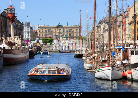 Les touristes en bateau Visite du canal avec de vieux bateaux en bois amarré dans le port de Nyhavn, Copenhague, Danemark, Scandinavie Banque D'Images