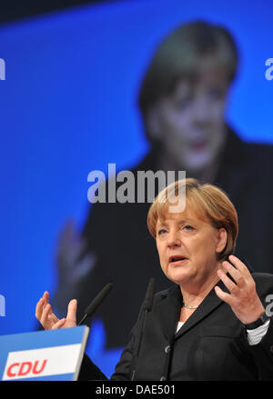 Présidente de la démocratie chrétienne et de la Chancelière allemande Angela Merkel s'est au cours de la conférence du parti à Leipzig, Allemagne, 14 novembre 2011. Du 14 au 15 novembre 2011 la 24e conférence du parti fédéral des démocrates-chrétiens aura lieu à Leipzig. Photo : Bernd VON JUTRCZENKA Banque D'Images