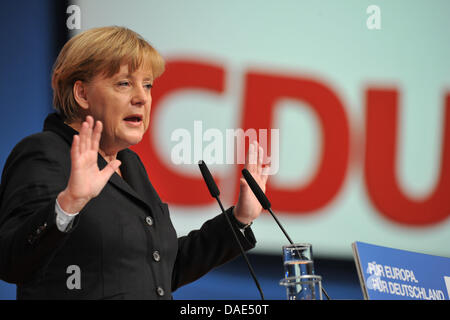 Présidente de la démocratie chrétienne et de la Chancelière allemande Angela Merkel s'est au cours de la conférence du parti à Leipzig, Allemagne, 14 novembre 2011. Du 14 au 15 novembre 2011 la 24e conférence du parti fédéral des démocrates-chrétiens aura lieu à Leipzig. Photo : Bernd VON JUTRCZENKA Banque D'Images