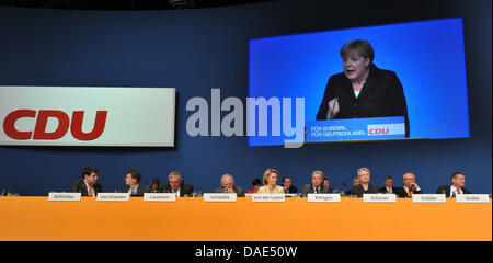 Présidente de la démocratie chrétienne et de la Chancelière allemande Angela Merkel s'est au cours de la conférence du parti à Leipzig, Allemagne, 14 novembre 2011. Du 14 au 15 novembre 2011 la 24e conférence du parti fédéral des démocrates-chrétiens aura lieu à Leipzig. Photo : Bernd VON JUTRCZENKA Banque D'Images