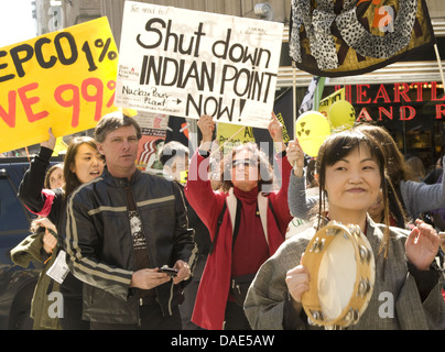 Rallye antinucléaires et mars à New York pour commémorer le 1 e anniversaire de la catastrophe naturelle et nucléaire au Japon. Banque D'Images