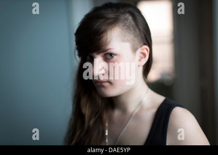 Portrait of young woman looking at camera Banque D'Images