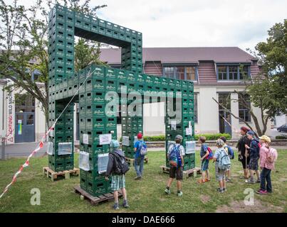 Les enfants regarder le projet d'art en plein air "chaise vide" fait de 368 caisses de bière à l'extérieur du bâtiment principal de l'Université Bauhaus durant la ummaery" à Weimar, Allemagne, 11 juillet 2013. Le projet 'Sprésentation ummaery' marque la fin et est un moment fort de l'année scolaire. Photo : MICHAEL REICHEL Banque D'Images