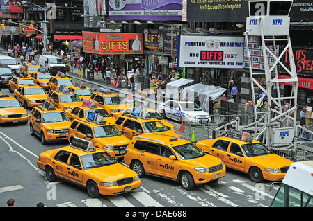 L'heure de pointe avec beaucoup de taxis à Times Square à Midtown, USA, New York, Manhattan Banque D'Images