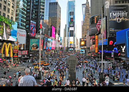 Vue panoramique sur la place à la Duffy surpeuplés Times Square à Midtown, USA, New York, Manhattan Banque D'Images