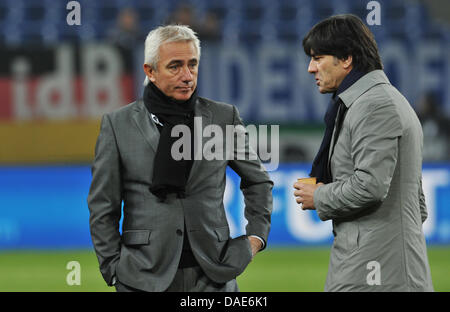 L'entraîneur de l'Allemagne Joachim Löw (R) et l'entraîneur néerlandais Bert Van Marwijk parler à l'autre juste avant le match de football amical international l'Allemagne contre les Pays-Bas à l'Imtech Arena de Hambourg, Allemagne, 15 novembre 2011. Photo : Jochen Lübke dpa/lno Banque D'Images