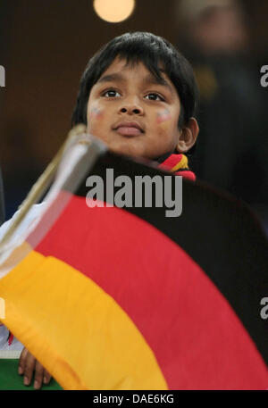 Un jeune défenseur de l'équipe nationale de football allemande observe le warm-up des équipes avant le match de football amical international l'Allemagne contre les Pays-Bas à l'Imtech Arena de Hambourg, Allemagne, 15 novembre 2011. Photo : Christian Charisius dpa/lno  + + +(c) afp - Bildfunk + + + Banque D'Images