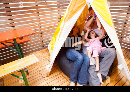 Jeu de la famille dans la tente Banque D'Images