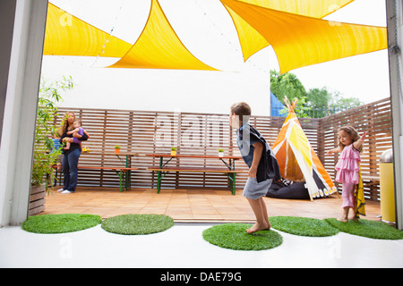 Enfants jouant sur patio Banque D'Images