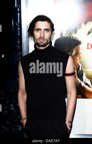 Tyson Ritter, chanteur de rock américain "Parabellum" arrive à la première de "Les descendants" à Samuel Goldwyn Theatre à Beverly Hills, Los Angeles, USA, le 15 novembre 2011. Photo : Hubert Boesl Banque D'Images