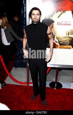 Tyson Ritter, chanteur de rock américain "Parabellum" arrive à la première de "Les descendants" à Samuel Goldwyn Theatre à Beverly Hills, Los Angeles, USA, le 15 novembre 2011. Photo : Hubert Boesl Banque D'Images