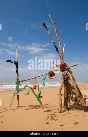 À la plage de sable mobile faite de flotsam et laissé des jouets et de la litière, l'Italie, Sicile Banque D'Images