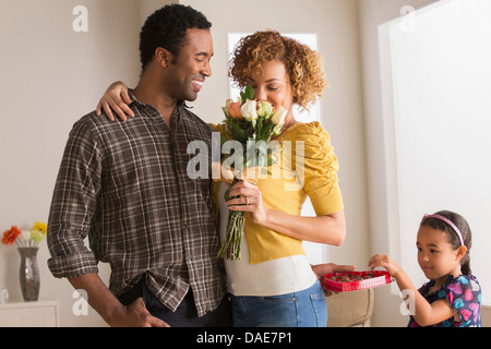 Man giving woman fleurs, chocolat en fille Banque D'Images